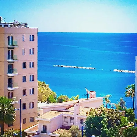 Blue Crane Apts לימסול