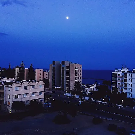 Blue Crane Apts 3* לימסול