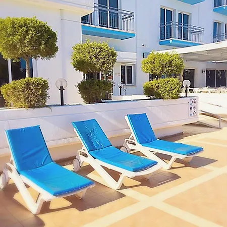 Blue Crane Apts 3* לימסול