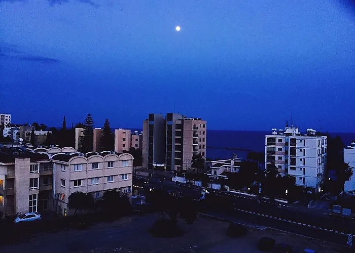 Blue Crane Apts 3* לימסול